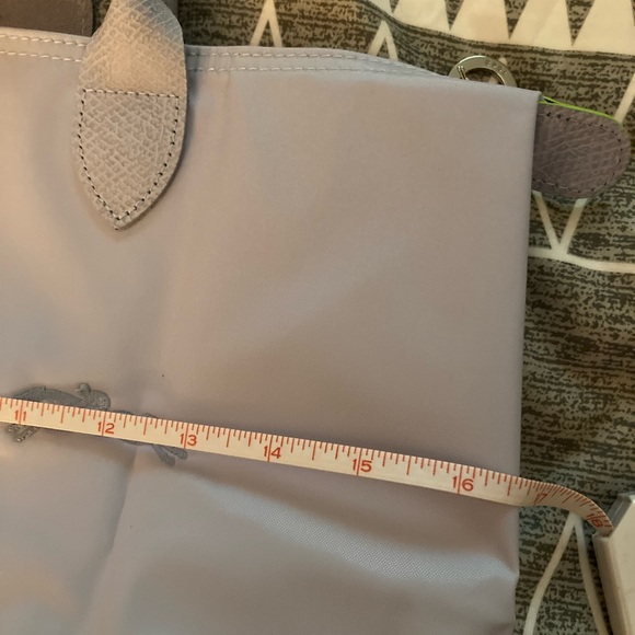 Longchamp Spacious Gray Tote Bag with Minimalist Design - Picture 7 of 10